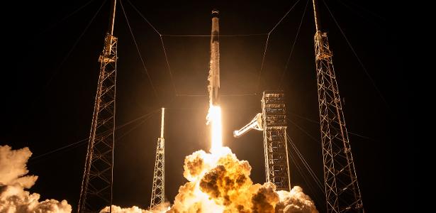 Foguete Falcon 9, da SpaceX, decola com astronautas em direção à Estação Espacial Internacional na missão Crew-12