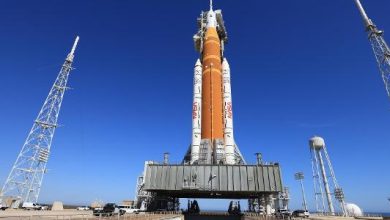 10.fev.2026 - Foguete SLS, que vai ser usado na missão Artemis 2, no complexo de lançamento Kennedy Space Center, na Flórida (EUA)
