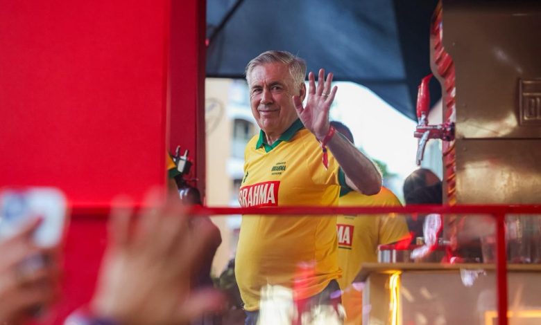 É #FAKE foto de Ancelotti beijando três mulheres ao mesmo tempo no carnaval; imagem foi criada com inteligência artificial