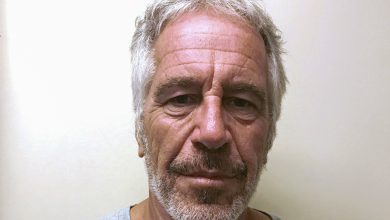 É #FAKE que foto mostre Jeffrey Epstein vivo em Israel; imagem foi criada com a IA do Google