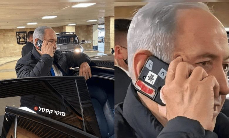 Israel: Benjamin Netanyahu põe adesivo em câmera do celular; entenda