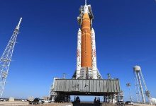 10.fev.2026 - Foguete SLS, que vai ser usado na missão Artemis 2, no complexo de lançamento Kennedy Space Center, na Flórida (EUA)