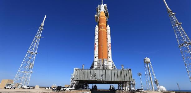 10.fev.2026 - Foguete SLS, que vai ser usado na missão Artemis 2, no complexo de lançamento Kennedy Space Center, na Flórida (EUA)