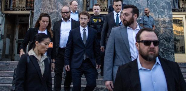 18.fev.2026 - Mark Zuckerberg (centro), CEO da Meta, deixa corte de Los Angeles, na Califórnia (EUA), após ser ouvido em sessão sobre se redes causam vício em crianças