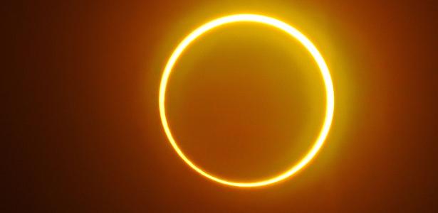 A Lua se move em frente ao Sol em um raro eclipse solar de "anel de fogo"