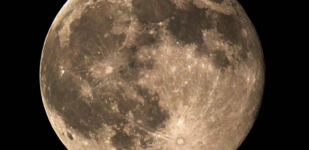 31.jul.2015 - Lua cheia vista da Cidade do Kuwait, capital do país