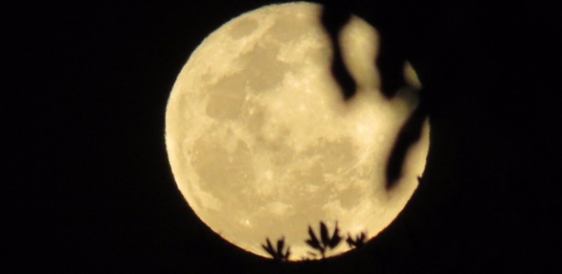 31.jul.2015 - Lua cheia vista de Brasília (DF)