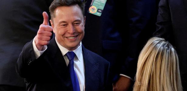 Empresário Elon Musk acena para pessoas durante sessão no Congresso dos EUA, realizada em março de 2025