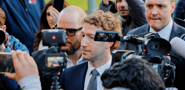 Mark Zuckerberg, CEO da Meta Platforms, ao chegar ao tribunal em Los Angeles para depor em caso que acusa Meta e YouTube (do Google) de prejudicarem a saúde mental de crianças por meio de plataformas viciantes