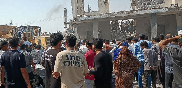 28.fev.2026 - Escola feminina foi bombardeada em Minab, na província de Hormozgan, no sul do Irã