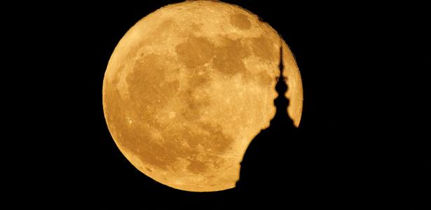 Lua cheia é avistada do Balboa Park, em San Diego, na Califórnia (EUA)