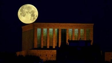 A lua cheia é vista sobre o Anitkabir, o mausoléu do fundador da Turquia moderna Mustafa Kemal Ataturk, em Ancara