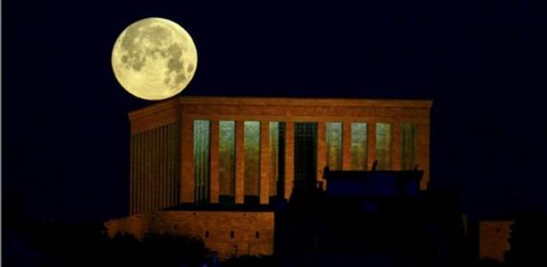 A lua cheia é vista sobre o Anitkabir, o mausoléu do fundador da Turquia moderna Mustafa Kemal Ataturk, em Ancara