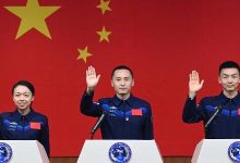 Os astronautas Lai Ka-ying, Zhu Yangzhu e Zhang Zhiyuan. da missão espacial chinesa Shenzhou-23