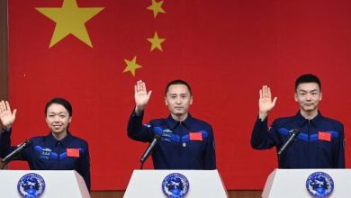 Os astronautas Lai Ka-ying, Zhu Yangzhu e Zhang Zhiyuan. da missão espacial chinesa Shenzhou-23