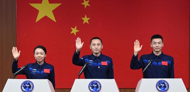 Os astronautas Lai Ka-ying, Zhu Yangzhu e Zhang Zhiyuan. da missão espacial chinesa Shenzhou-23