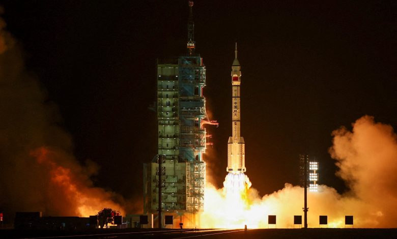 China lança missão para se preparar para ida à Lua; astronauta chinês passará um ano no espaço pela primeira vez