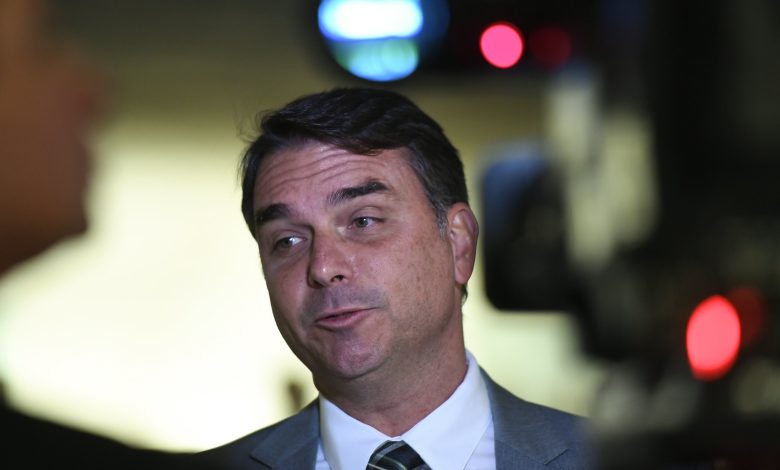 É falso vídeo de Flávio Bolsonaro anunciando auxílio sacolão de ossos
