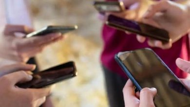 Uso excessivo de redes sociais entre menores de idade está associado com danos à saúde física e mental, dizem especialistas