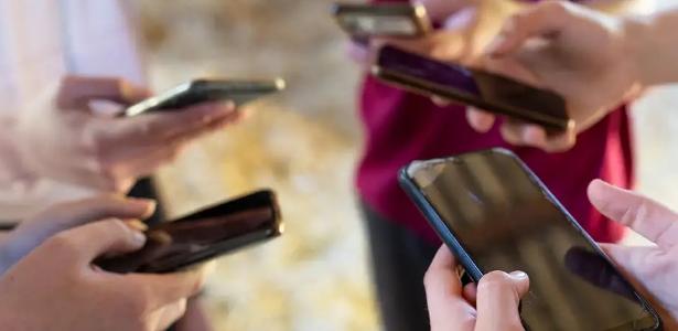 Uso excessivo de redes sociais entre menores de idade está associado com danos à saúde física e mental, dizem especialistas