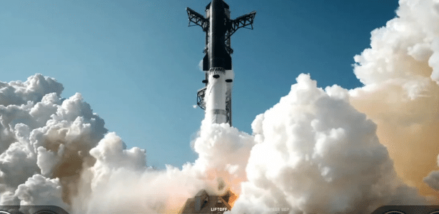 22.mai.2026 - A espaçonave Starship e o foguete Super Heavy decolam