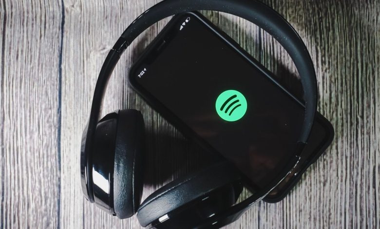 Spotify anuncia podcasts com IA, novo app Studio e repasse de royalties