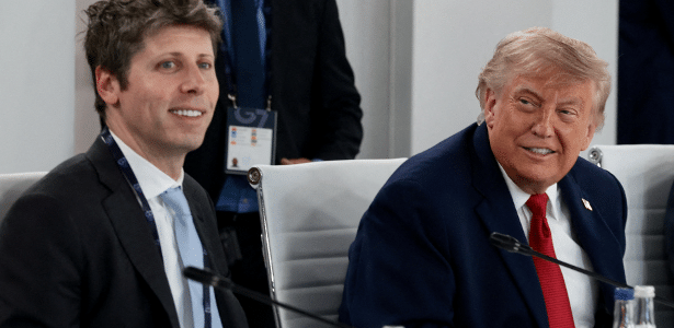 17.jun.26 - O presidente dos EUA, Donald Trump (à direita), e o CEO da OpenAI, Sam Altman, em encontro durante a Cúpula do G7 em Evian-les-Bains, França