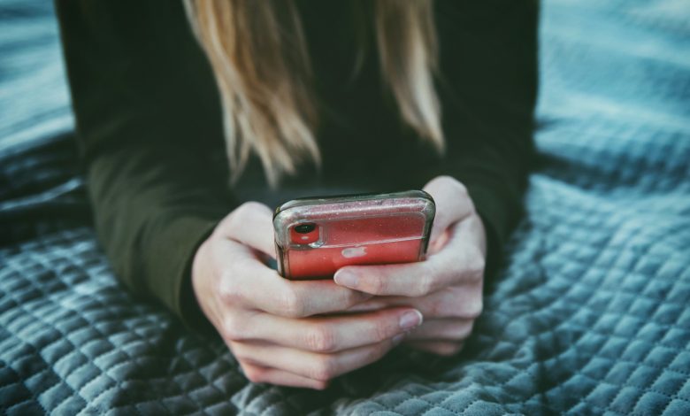 Amor na era do swipe: como apps mudaram o namoro no Brasil