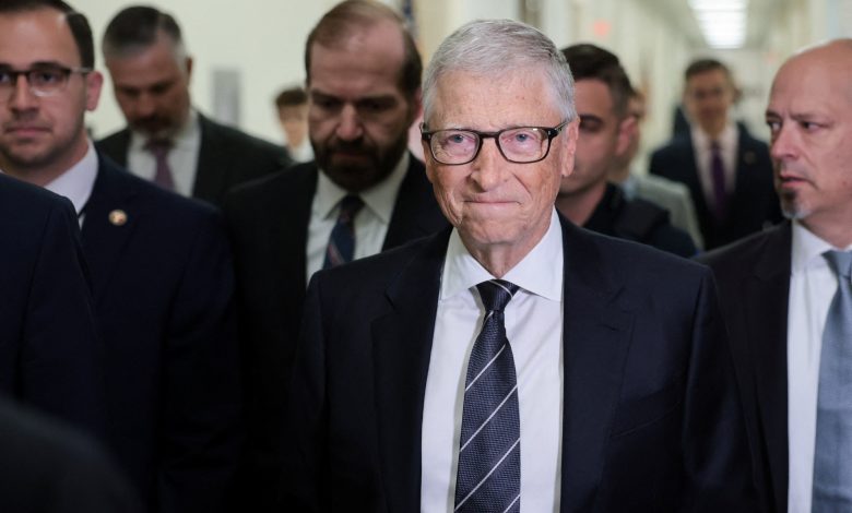 Bill Gates diz que Epstein tentou chantageá-lo por sua infidelidade.