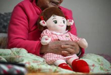 Bonecas com IA viram companhia para idosos solitários na Coreia do Sul; dispositivos oferecem apoio emocional e lembram remédios