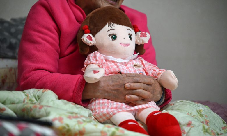 Bonecas com IA viram companhia para idosos solitários na Coreia do Sul; dispositivos oferecem apoio emocional e lembram remédios