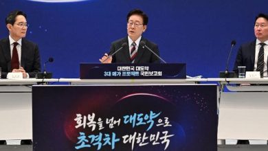 29.jun.2026 - Presidente da Coreia do Sul, Lee Jae Myung (centro), ao lado de Lee Jae-yong (esquerda), presidente da Samsung Electronics, e Chey Tae-won, presidente do Grupo SK, durante encontro em Seul, Coreia do Sul