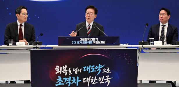 29.jun.2026 - Presidente da Coreia do Sul, Lee Jae Myung (centro), ao lado de Lee Jae-yong (esquerda), presidente da Samsung Electronics, e Chey Tae-won, presidente do Grupo SK, durante encontro em Seul, Coreia do Sul
