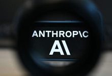 Foto mostra logotipo da empresa de IA Anthropic em tela de smartphone