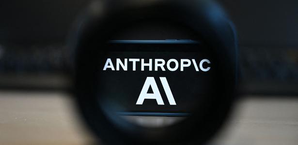 Foto mostra logotipo da empresa de IA Anthropic em tela de smartphone