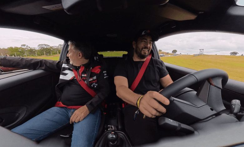 Esse carro não transforma você no Ayrton Senna, mas faz o que ele fazia