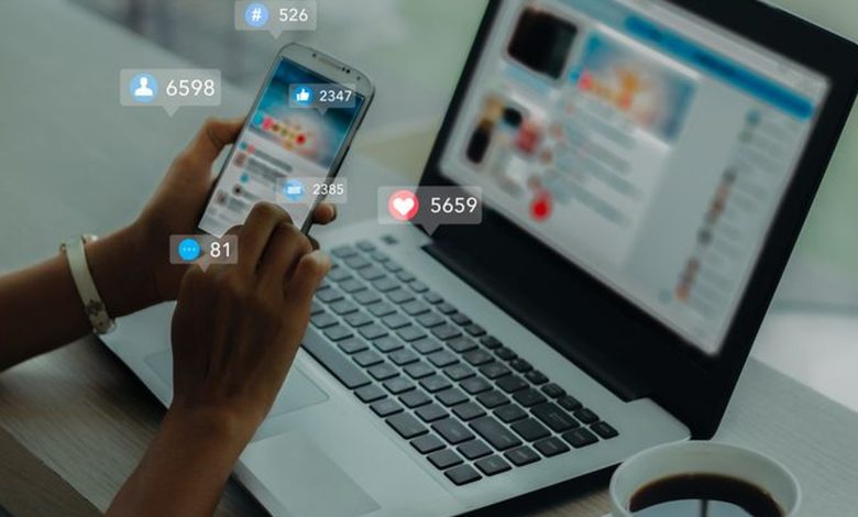 Jovem transforma teto em mapa de voo ao vivo com projetor e receptor de rádio de R$ 150