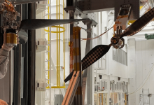 Engenheiro Jaakko Karras inspeciona pá de rotor de helicóptero de última geração para Marte antes de testá-la em velocidades supersônicas
