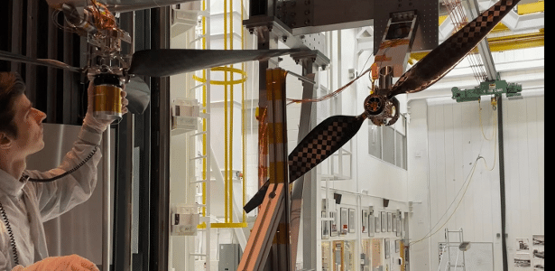 Engenheiro Jaakko Karras inspeciona pá de rotor de helicóptero de última geração para Marte antes de testá-la em velocidades supersônicas