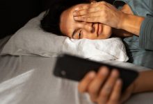Pegar o celular ao acordar pode estar te deixando mais estressado