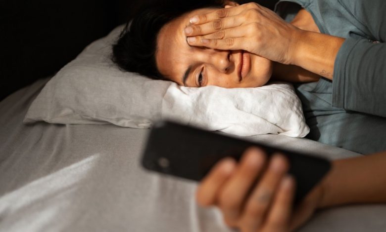 Pegar o celular ao acordar pode estar te deixando mais estressado