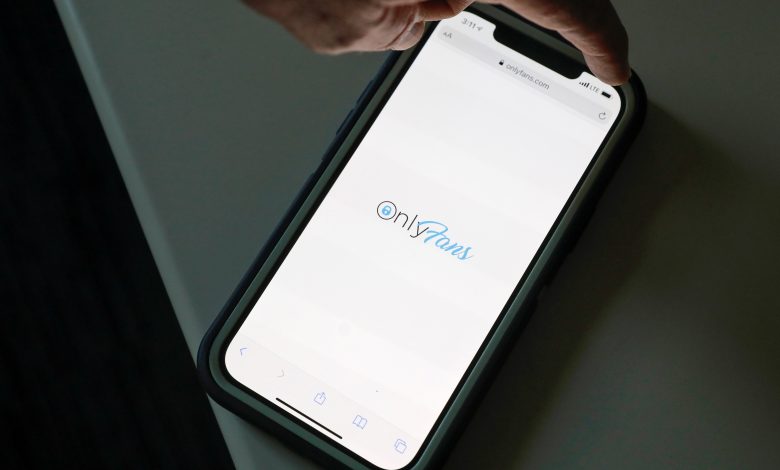 Polícia da República Tcheca acusa quatro pessoas por tráfico humano em caso envolvendo OnlyFans