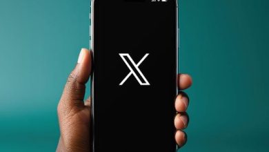 Pessoa segurando um iPhone X com o logo da rede social X