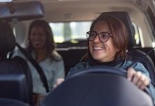 Mulher motorista dirigindo carro com passageiro