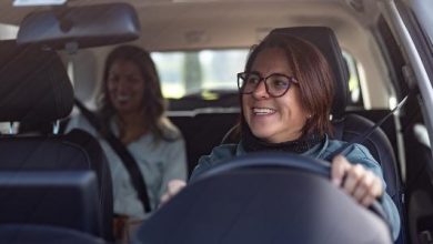 Mulher motorista dirigindo carro com passageiro