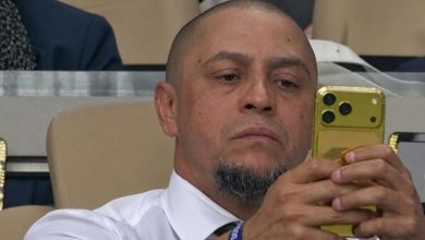 'iPhone de ouro' de Roberto Carlos viraliza durante jogo do Brasil