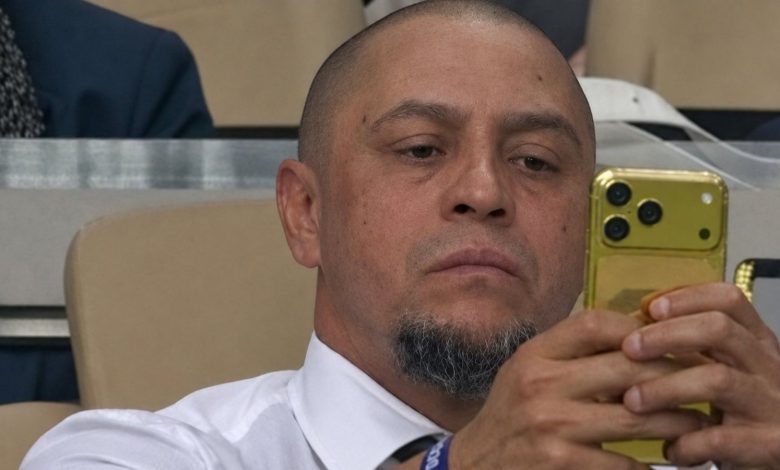 'iPhone de ouro' de Roberto Carlos viraliza durante jogo do Brasil