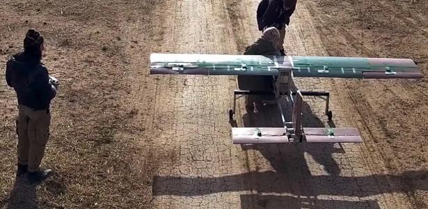 O Estado Islâmico foi um dos primeiros grupos terroristas a adotar tecnologias de todos os tipos, incluindo drones modificados, como mostra esta imagem extraída de um vídeo de propaganda
