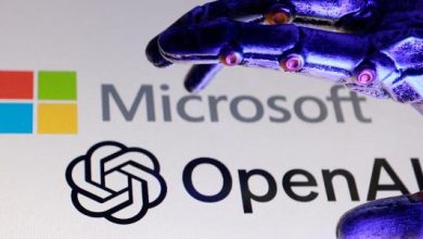 Logotipos da OpenAI (criadora do ChatGPT) e da Microsoft em ilustração
