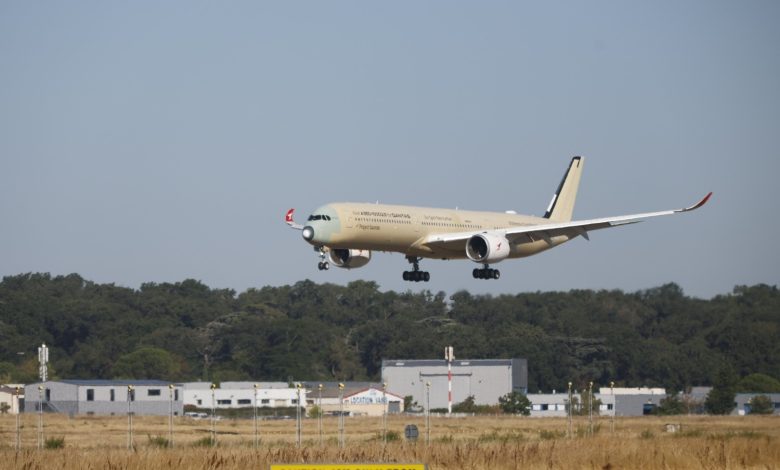 Avião de rota mais longa do mundo bate recorde com voo direto de 24 horas